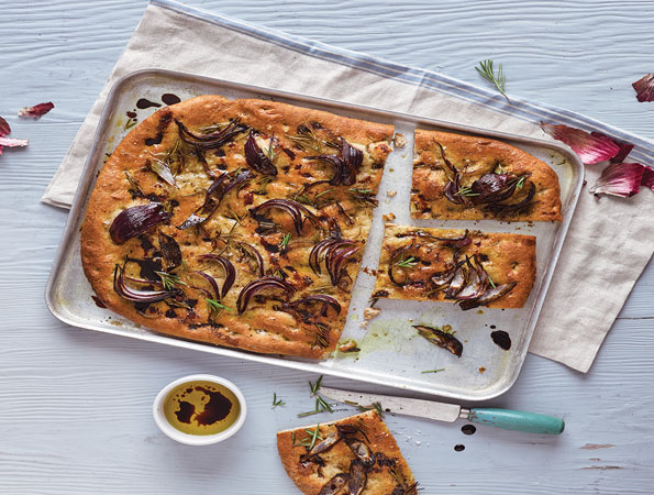 Tunnbröd med rödlök och rosmarin