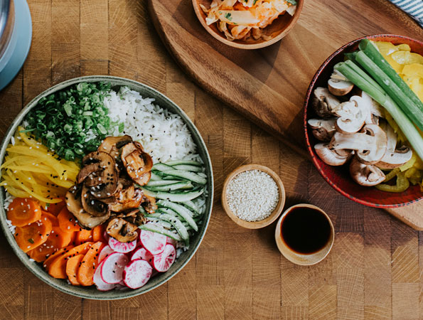Vegetariánský bibimbap (míchaná rýže) s houbami