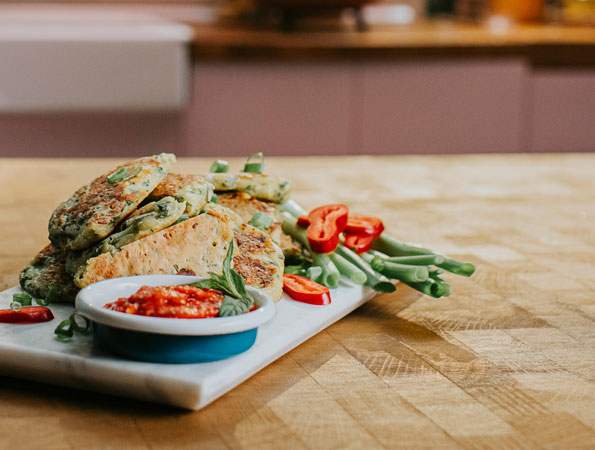 Zdravé cuketové lívanečky s dipem z pečené červené papriky